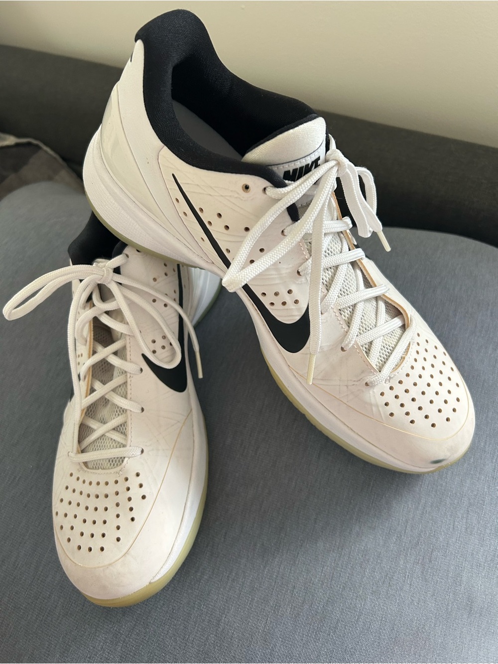 Nike Zoom Men’s White & Black Low-Top Sneakers. Size 9